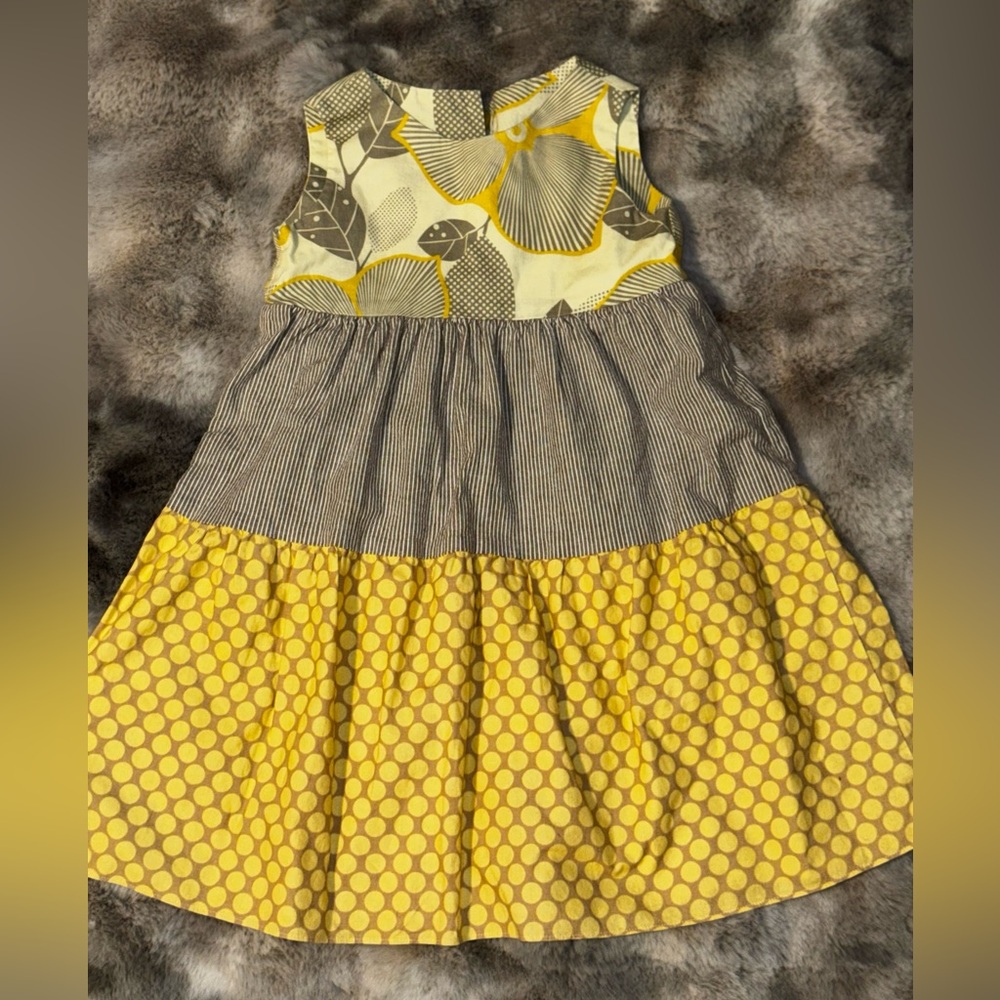So cute!! 💛 🤍🩶💛🤍💛🤍🩶 
Yellow and Gray girls Dress size 5t